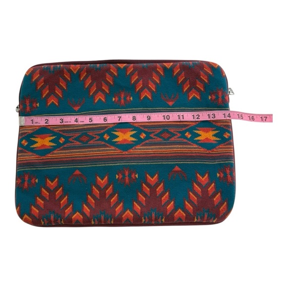 TNA | Aritzia Aztec Print Lined Tablet & Laptop Holder - Picture 5 of 9